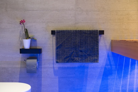 Bagno in stile contemporaneo di 6 di Paolo Basco Architetto
