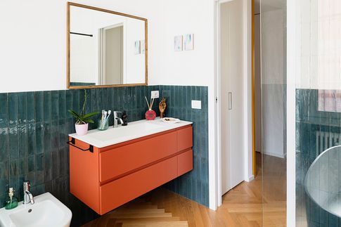 Bagno in stile contemporaneo di 5 di tIPS ARCHITECTS