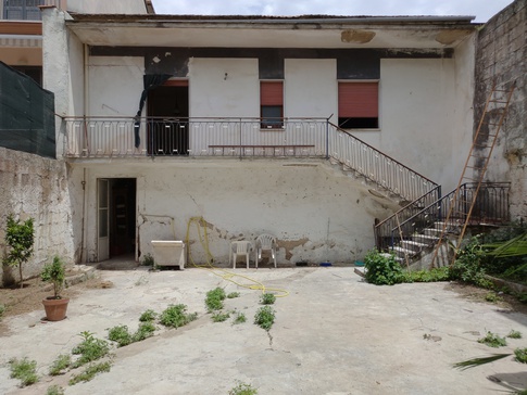 Facciata in stile anni '50 di 90 di VArchi studio