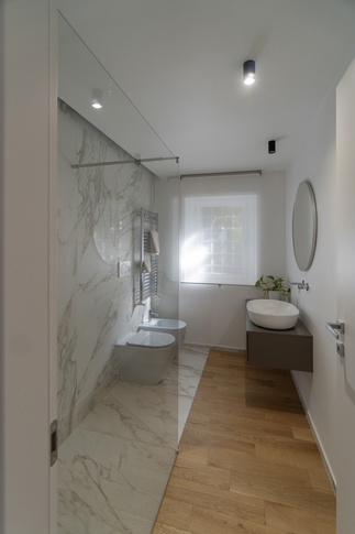 Bagno in stile contemporaneo di 5 di LIT-ARCHITECTS