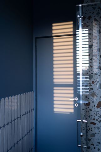 Bagno in stile contemporaneo di 5 di Studio Carlone