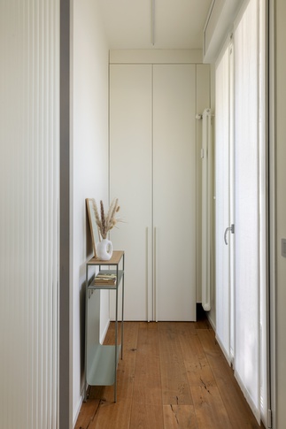 Corridoio in stile contemporaneo di 3 di tapas studio