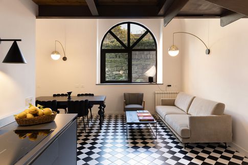 Soggiorno in stile retrò di 30 di Coluccio architetti