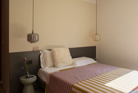 Camera da Letto in stile contemporaneo di 17 di Michela Cordisco Studio