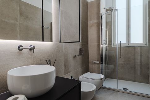Bagno di Servizio in stile contemporaneo di 7 di Technical Works SRL