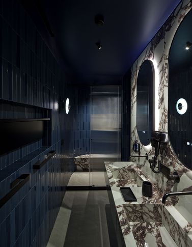 Bagno in stile contemporaneo di 8 di Vincenzo Castaldo Architetto