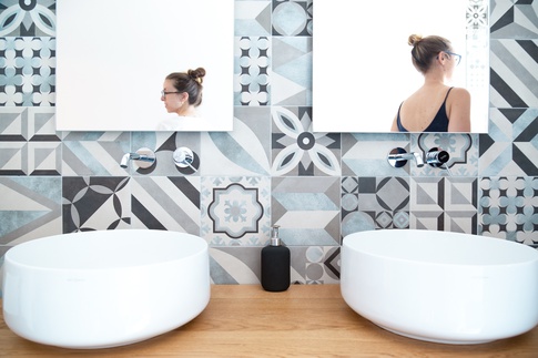 Bagno in stile contemporaneo di 9 di Valentina Solera Architetto