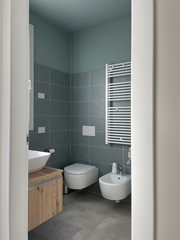 Bagno in stile moderno di 5 di Silvia Aquilani . Design studio