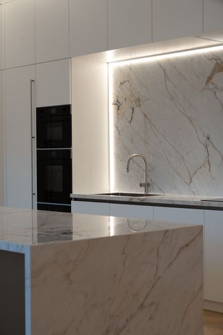 Open Space in stile contemporaneo di 100 di Formale.