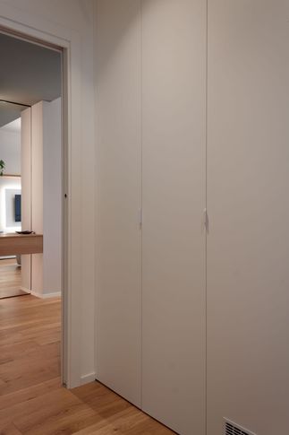 Corridoio in stile moderno di 4 di SuMisura Architetti