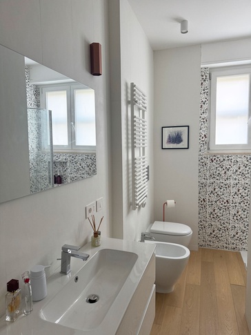 Bagno di Servizio in stile contemporaneo di 5 di Elena Russo Interiors Bagno di Servizio in stile contemporaneo di 5 di Elena Russo Interiors