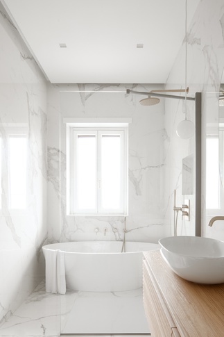 Bagno in stile minimal di 10 di Architetti 07am