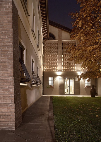 Open Space in stile moderno di 90 di COLLETTIVO_INVƎRSO