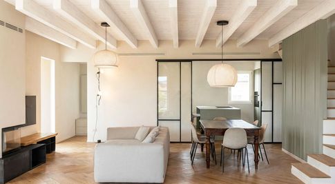 Soggiorno in stile contemporaneo di 30 di Giulia Dagheti Architetto