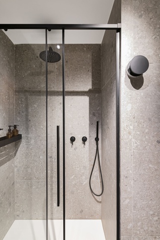 Bagno in stile contemporaneo di 4 di tIPS ARCHITECTS