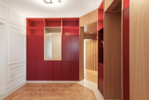 Ingresso in stile contemporaneo di 10 di Caprioli Architetti