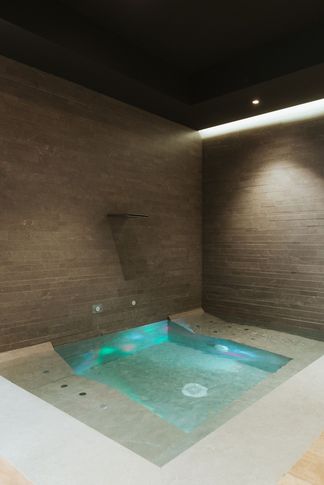 Home Theatre in stile moderno di 130 di GIOVANNI SELLITRI STUDIO