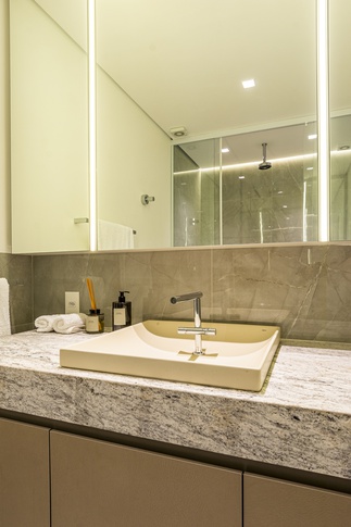Bagno in stile moderno di 8 di Guzlive