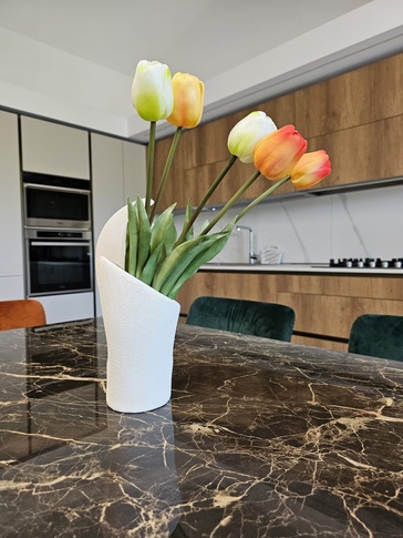 Open Space in stile moderno di 40 di CM Interiors