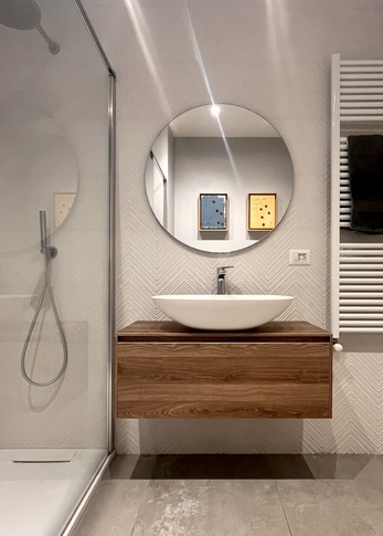 Bagno in stile contemporaneo di 4 di Linea Architettura Design Interior