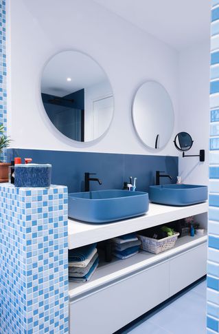 Bagno in stile moderno di 7 di Valentina Solera Architetto Bagno in stile moderno di 7 di Valentina Solera Architetto