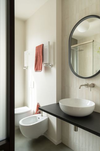 Bagno in stile contemporaneo di 5 di Gambino Flamini | architetti