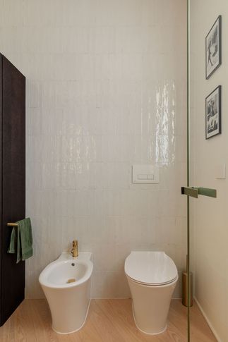 Bagno in stile minimal di 5 di Sofia Carta Studio