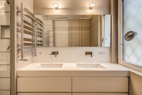 Bagno in stile contemporaneo di 5 di MOB Architects Bagno in stile contemporaneo di 5 di MOB Architects