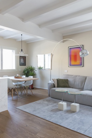 Open Space in stile contemporaneo di 45 di induestudio