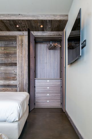 Camera da Letto in stile moderno di 13 di Design Alpino