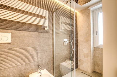 Bagno in stile contemporaneo di 8 di MOB Architects
