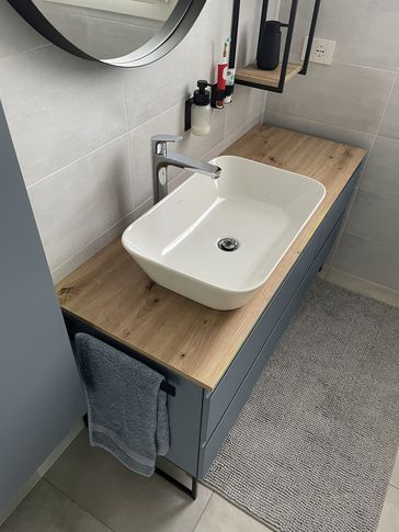 Bagno in stile moderno di 6 di Silvia Aquilani . Design studio