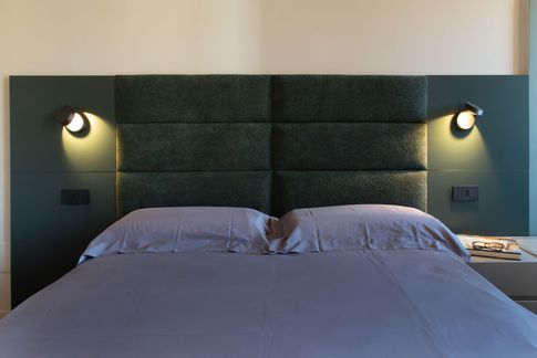 Camera da Letto in stile contemporaneo di 18 di Castelli Sasso architetti
