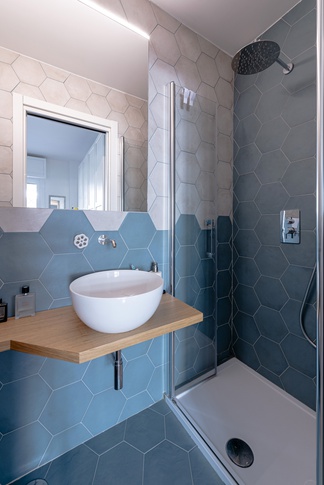 Bagno in stile contemporaneo di 2 di Zelda de Ruvo Architetto