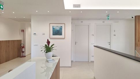 Corridoio in stile contemporaneo di 100 di ValentinaZoccoArchitetto