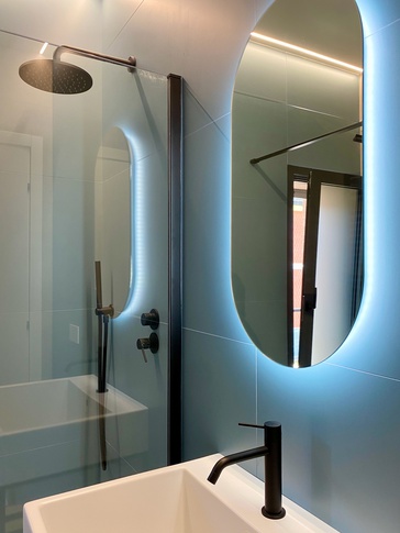 Bagno in stile moderno di 4 di SuMisura Architetti