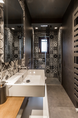 Bagno in stile contemporaneo di 8 di Desearq studio - architettura e interior design