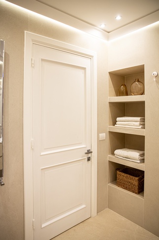 Bagno in stile moderno di 7 di Architetto Sara Edalatkhah