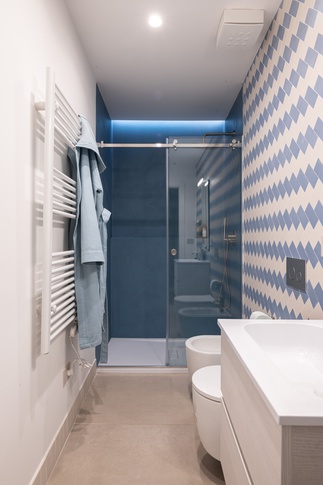 Bagno in stile contemporaneo di 4 di Chiara Brenca