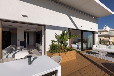 Terrazza in stile moderno di 50 di Alessandro Magno Studio Terrazza in stile moderno di 50 di Alessandro Magno Studio
