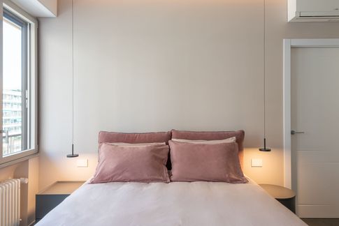 Camera da Letto in stile contemporaneo di 18 di Doppionodo Interior