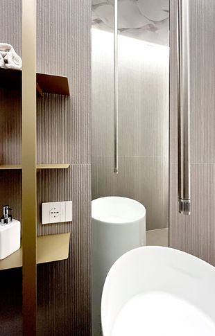 Bagno in stile moderno di 10 di B2Carchitetti