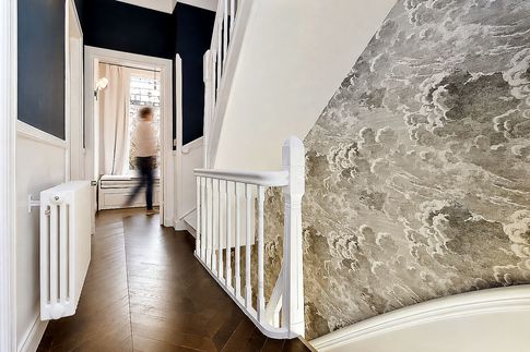 Corridoio in stile moderno di 15 di Equus Architects