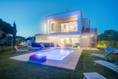 Piscina in stile contemporaneo di 25 di Pierpaolo Iannone Architetto