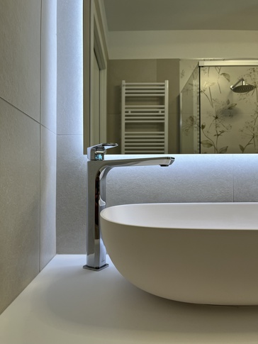 Bagno in stile contemporaneo di 6 di BF interni