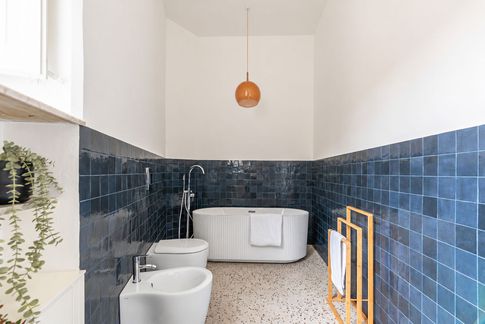 Bagno in stile mediterraneo di 8 di Marila Fasulo Architetto