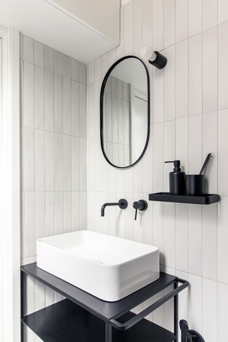 Bagno in stile moderno di 4 di L2 Architettura