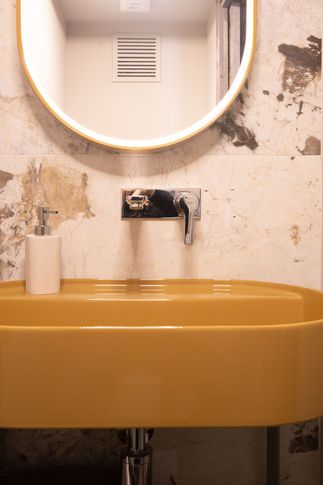 Bagno in stile moderno di 2 di Design Alpino