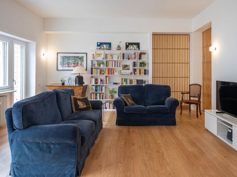 Soggiorno in stile moderno di 40 di Equus Architects