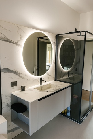 Bagno in stile moderno di 7 di L'Arco Rosa